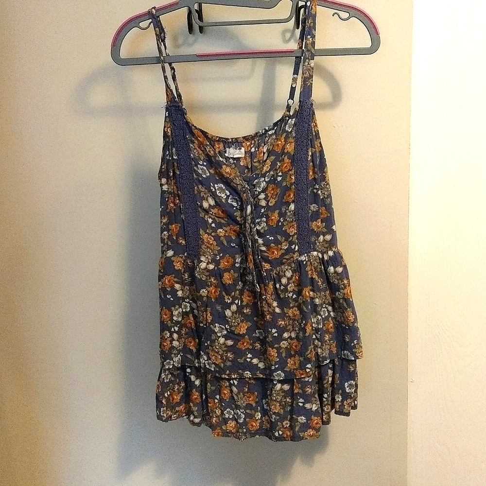 🎁 Ruffled blue floral tank